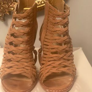 Dolce Vita Open toe Heel bootie.